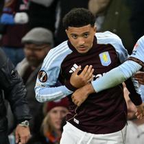 Gelandang Aston Villa asal Argentina #10, Emiliano Buendia (kanan), meninggalkan lapangan setelah digantikan oleh gelandang Aston Villa asal Inggris #19, Jadon Sancho, dalam pertandingan Phase League&nbsp;Liga Europa antara Aston Villa dan Bologna di Villa Park, Birmingham, Inggris tengah, pada 25 September 2025. (JUSTIN TALLIS/AFP)