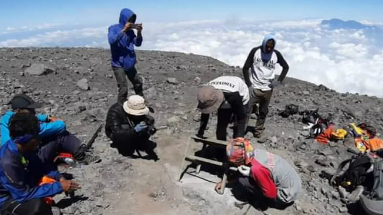 Prasasti Soe Hok Gie di Gerbang Puncak Gunung Semeru