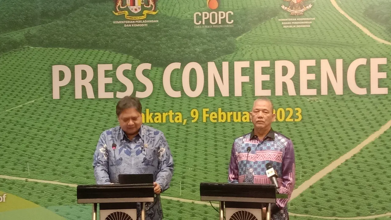 Menteri Koordinator Bidang Perekonomian Airlangga Hartarto menyampaikan hasil pertemuan dengan Menteri Perladangan dan Komoditas Malaysia, Dato' Sri Haji Fadillah bin Yusof