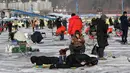 Peserta saat mengikuti lomba memancing ikan trout di sungai yang membeku di Hwacheon, Korea Selatan (6/1). Kontes ini merupakan bagian dari festival es tahunan yang menghasilkan lebih dari 1.000.000 pengunjung setiap tahunnya. (AP Photo/Ahn Young-joon)