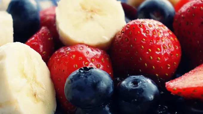 Berries//copyright pexels/Suzy Hazelwood