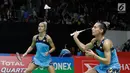 Pasangan Bulgaria Gabriela Stoeva/Stefani Stoeva saat melawan wakil Indonesia Greysia Polii/Apriyani Rahayu pada laga Indonesia Masters 2019 di Istora Senayan, Jakarta, Rabu (23/1). Pasangan Indonesia menang 22-20, 21-15. (Bola.com/M Iqbal Ichsan)