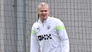 Manchester City menggelar sesi latihan secara terbuka pada Senin (10/4/2023) waktu setempat. Pada sesi latihan itu, fans City mungkin dikejutkan dengan penampilan fisik sang bomber andalan yakni Erling Haaland.  (AFP/Paul Ellis)