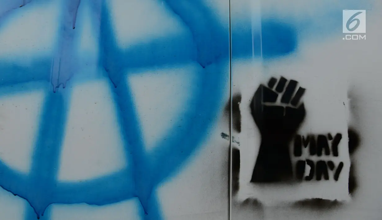 Coret-coretan (vandalisme) mewarnai Hari Buruh Internasional atau May Day di kawasan Bundaran HI, Jakarta, Rabu (1/5/2019). Belum diketahui siapa yang melakukan aksi corat coret di fasilitas publik tersebut. (merdeka.com/Imam Buhori)