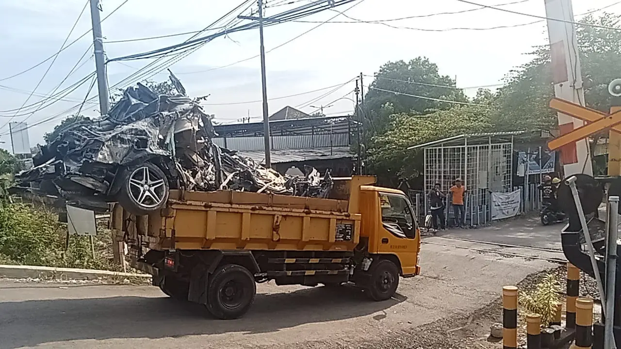 Evakuasi mobil mewah dari reruntuhan bangunan  Pondok Pesantren Al Khoziny, Buduran, Sidoarjo, Jawa Timur.