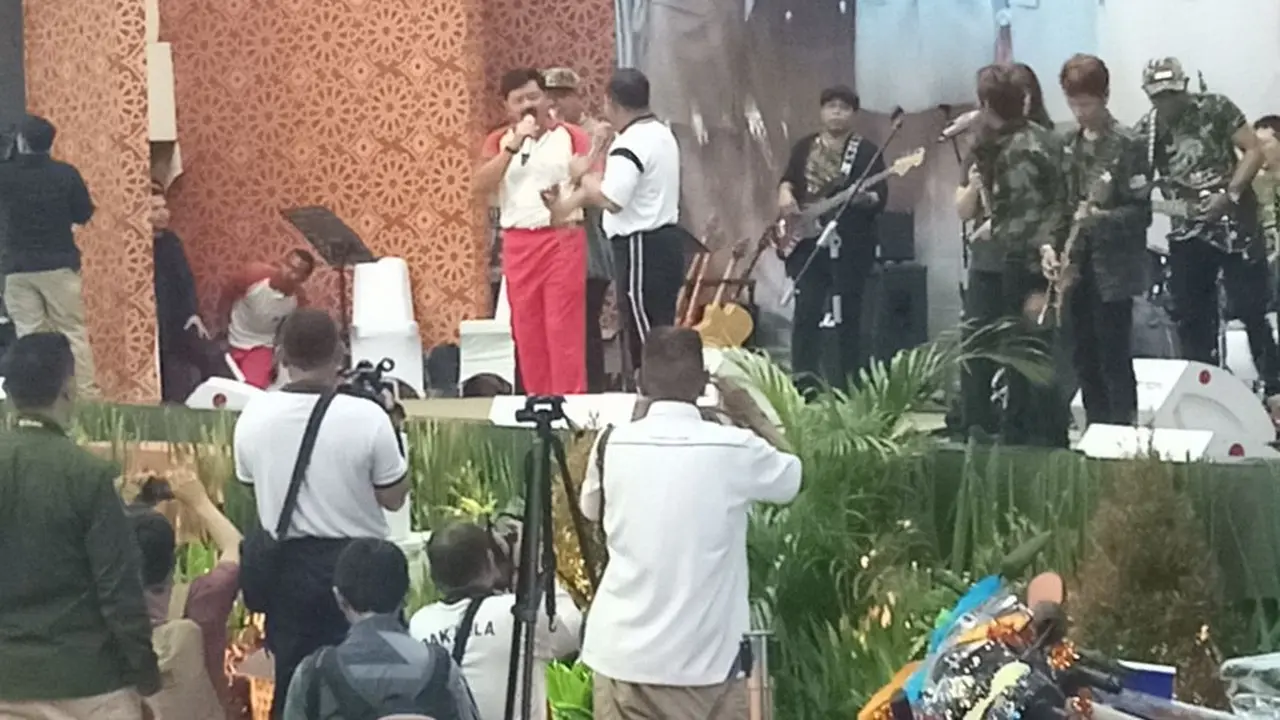 Panglima TNI dan Kapolri duet menyanyikan lagu Cintaku