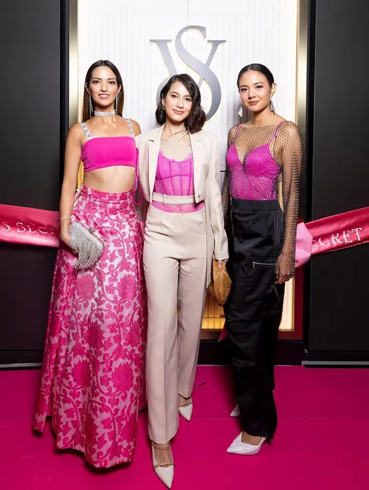 Bersama Aurelie, Pevita Pearce, dan Mikha Tambayong, Nia pamer body goals kenakan outfit serba pink [@ramadhanibakrie]