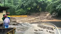 Jalan lintas Riau-Sumbar yang putus karena longsor sehingga petugas melakukan penutupan sementara. (Liputan6.com/Istimewa)