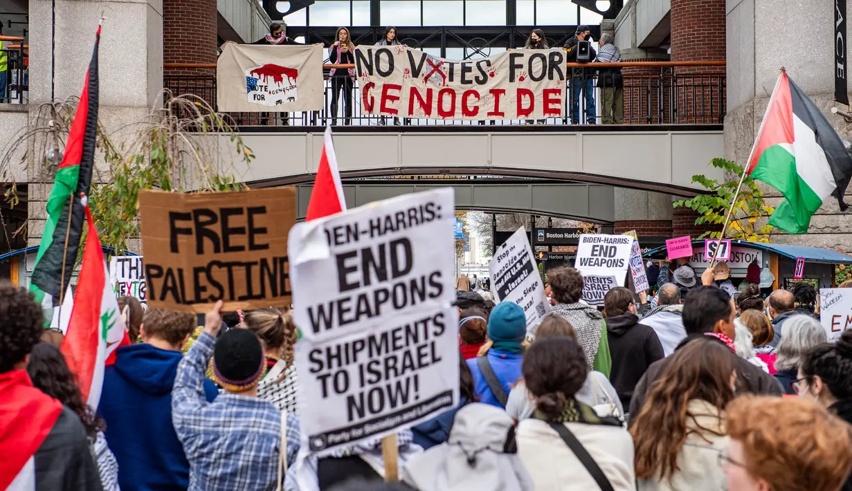 Para demonstran pro-Palestina berkumpul di Faneuil Hall Marketplace dalam unjuk rasa “No Votes for Genocide” di Boston pada 2 November 2024. (Joseph Prezioso/AFP)