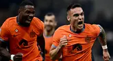 Striker Inter Milan Lautaro Martinez (kanan) bersama Marcus Thuram merayakan gol kedua timnya pada pertandingan sepak bola Serie A Italia melawan AS Salernitana di Stadion San Siro, Milan, pada 16 Februari 2024. (GABRIEL BOUYS/AFP)