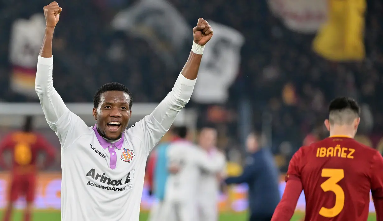 Pemain Cremonese David Okereke melakukan selebrasi saat melawan AS Roma pada pertandingan sepak bola Coppa Italia di Olympic Stadium, Roma, Italia, 1 Februari 2023. AS Roma kalah 1-2 dari Cremonese dan harus tersingkir dari Coppa Italia. (Alfredo Falcone/LaPresse via AP)