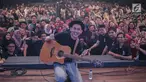 Musisi Budi Doremi foto bersama peserta Emtek Goes to Campus 2018 di Universitas Kristen Petra Surabaya, Kamis (15/11). Dalam penampilannya Budi Doremi membawakan sejumlah lagu yaitu, tolong, Friendzone, Doremi. (Liputan6.com/Faizal Fanani)