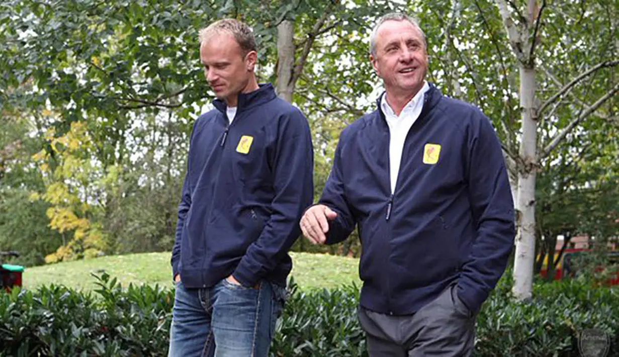 Johan Cruyff asyik berdiskusi dengan salah satu mantan striker Belanda era 90an dan awal 2000, Dennis Bergkamp. Mantan pemain Arsenal itu merupakan anak didik Cruyff saat masih melatih Ajax Amsterdam. (Bola.com/Twitter)