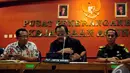 Plt Jaksa Agung Andhi Nirwanto (tengah), Jaksa Muda Pidana Khusus (Jampidsus) Kejagung Widyo Pramono (kiri) dan Kepala Pusat Penerangan Hukum (Kapuspenkum) Kejagung Tony T Spontana (kanan), Senin (17/11/2014)(Liputan6.com/Johan Tallo)