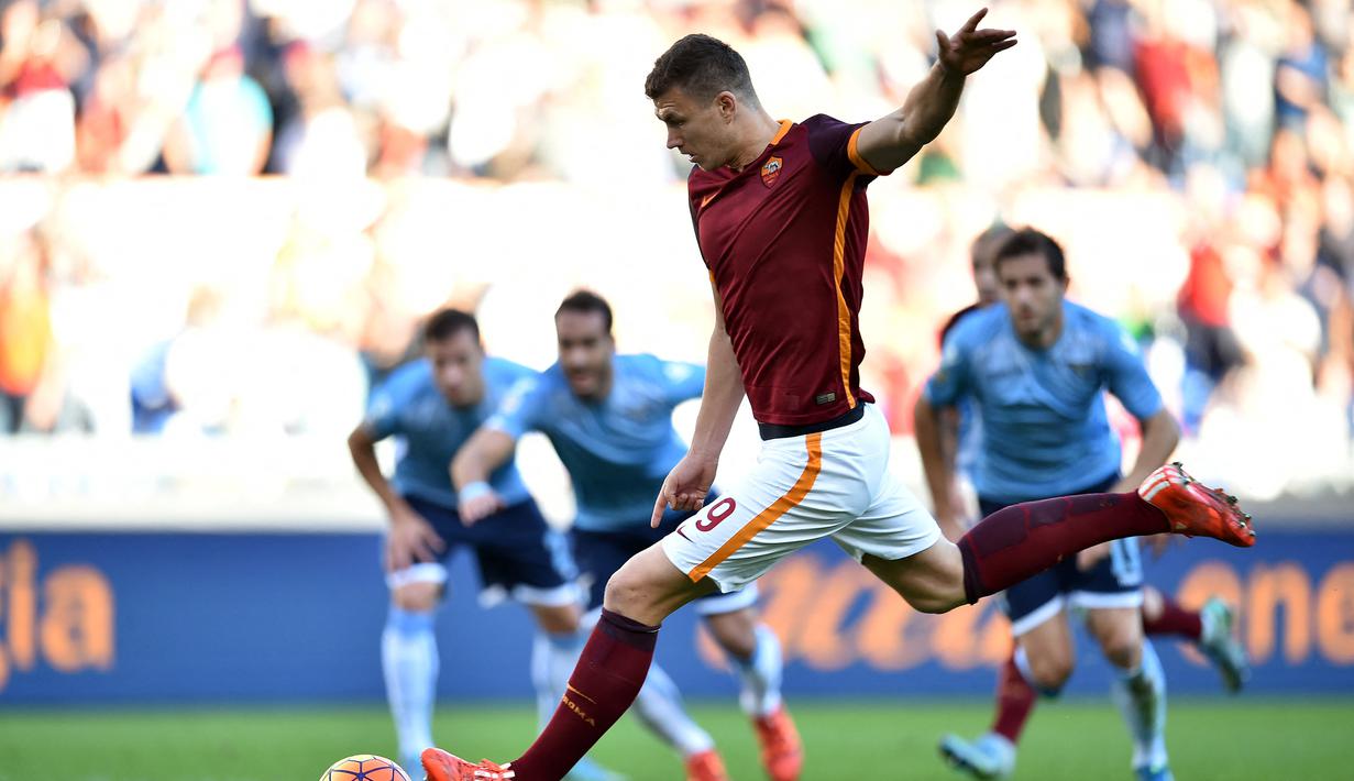 Edin Dzeko. Striker Inter yang pernah membela AS Roma ini mencetak satu gol di laga debut Derby Roma melawan tamunya Lazio di pekan ke-12 Liga Italia musim 2015/2016 yang berkesudahan 2-0, 8 November 2015. Total 10 gol dan 4 assist dicetaknya di musim tersebut. (AFP/Alberto Pizzoli)