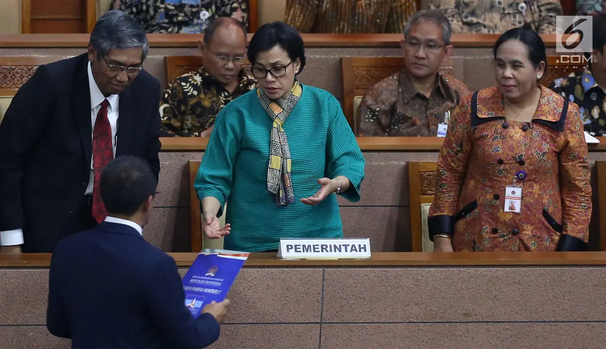Menteri Keuangan, Sri Mulyani saat menghadiri rapat paripurna di gedung DPR, Jakarta, Selasa (11/7). Sebanyak Seratus delapan puluh lima (185) anggota dewan dari lima ratus enam puluh (560) mengikuti Rapat Paripurna tersebut. (Liputan6.com/Johan Tallo)
