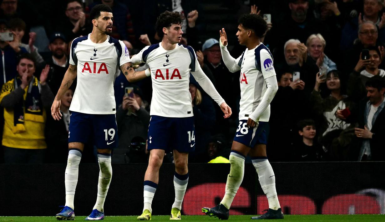 The Lilywhites sebenarnya mampu unggul terlebih dahulu melalui Dominic Solanke pada menit ke-34 setelah berhasil mengkonversi umpan silang Archie Gray. (AFP/Benstansall)