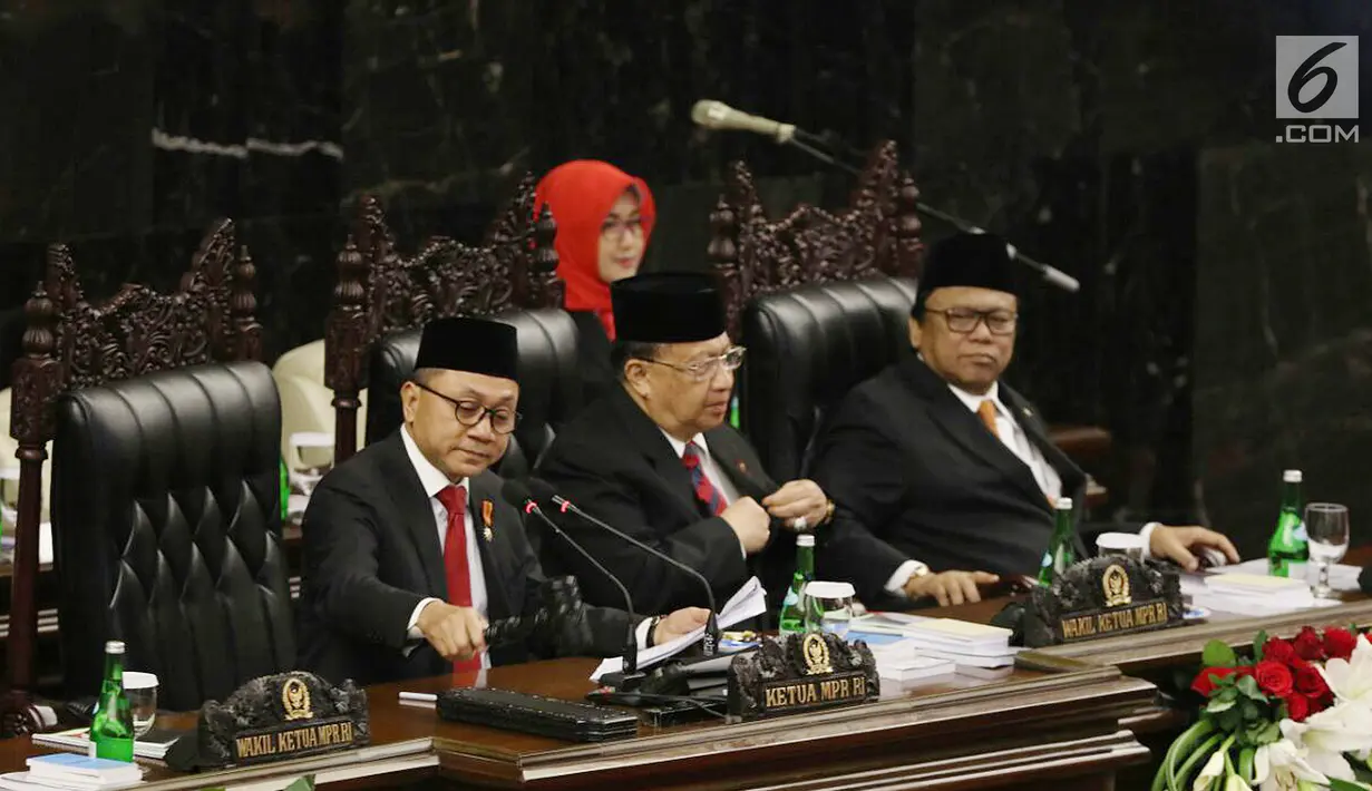 Ketua MPR Zulkifli Hasan saat mengetuk palu dalam Sidang Tahunan MPR RI Tahun 2017 di Gedung Parlemen Senayan, Jakarta, Rabu (16/08). (Liputan6.com/Johan Tallo)