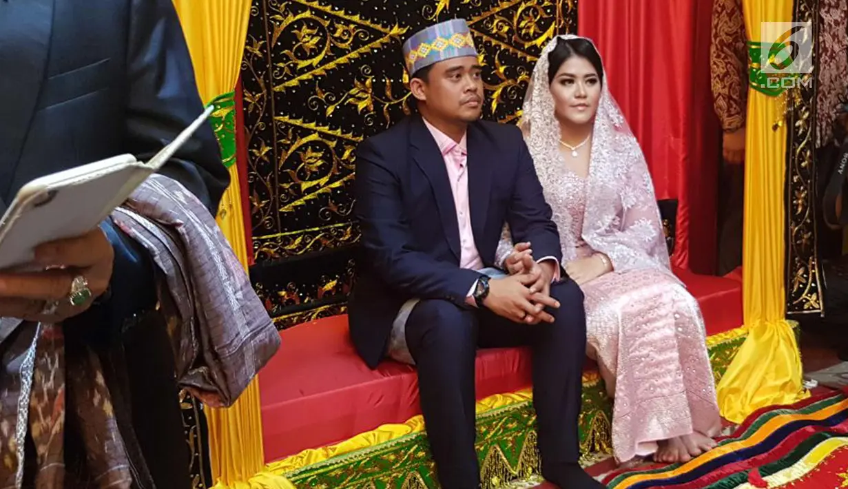 Putri Presiden Joko Widodo, Kahiyang Ayu dan Muhammad Bobby Afif Nasution jelang prosesi Mangalehan Marga, Boru Siregar, di rumah paman Bobby di Medan, Selasa (21/11). (Liputan6.com/Aditya Eka Prawira)