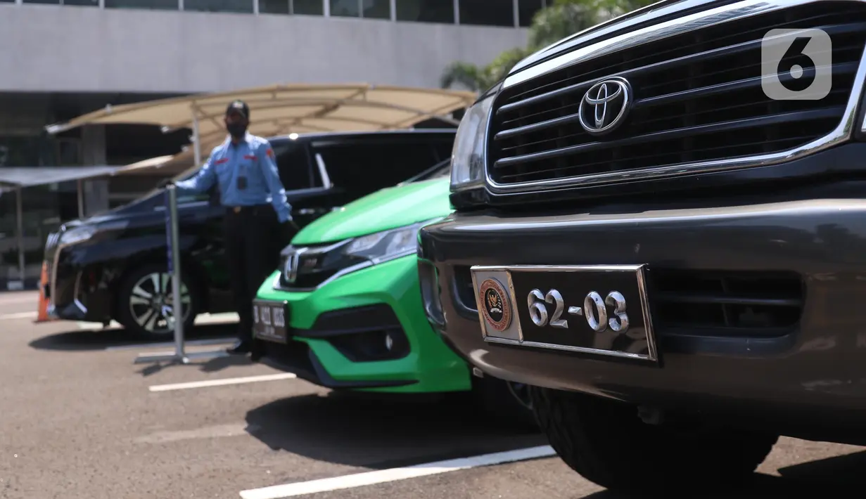 Kendaraan dengan plat nomor khusus anggota DPR terparkir di Kompleks Parlemen, Senayan, Jakarta, Selasa (25/5/2021). Wakil Ketua Mahkamah Kehormatan DPR Habiburokhman menjelaskan penggunaan plat nomor khusus tersebut hanya menyempurnakan penggunaan atribut logo DPR. (Liputan6.com/Angga Yuniar)