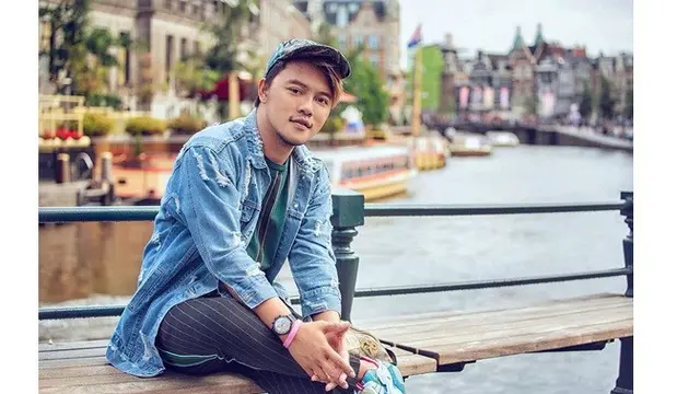 7 Gaya Danang Pradana saat Pakai Jaket Denim, Curi Perhatian