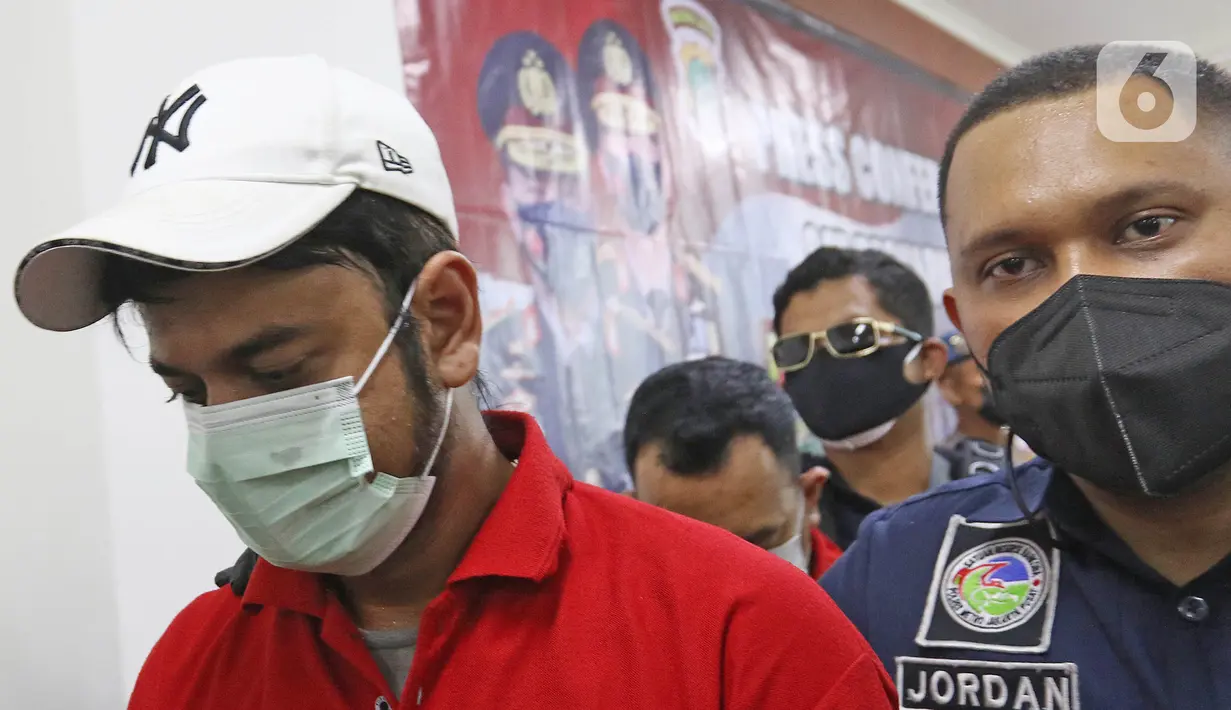 Artis peran Rio Reifan seusai dihadirkan dalam rilis kasus narkoba di Polres Metro Jakarta Pusat, Rabu (21/4/2021). Ditangkap pada Senin, 19 April 2021, ini merupakan kali keempat Rio Reifan berurusan dengan polisi karena kasus narkoba. (Liputan6com/Herman Zakharia)