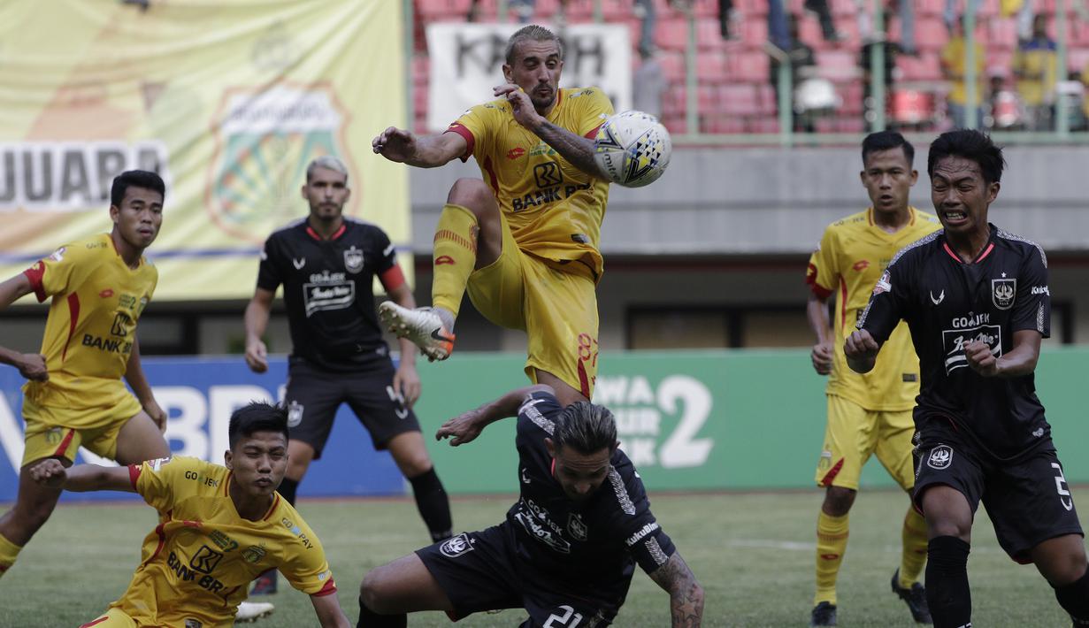 Gelandang Bhayangkara FC, Flavio Junior, berebut bola dengan pemain PSIS Semarang pada laga Shopee Liga 1 di Stadion Patriot Chandrabhaga, Bekasi, Selasa (20/8). Bhayangkara bermain imbang 0-0 dengan PSIS. (Bola.com/Yoppy Renato)