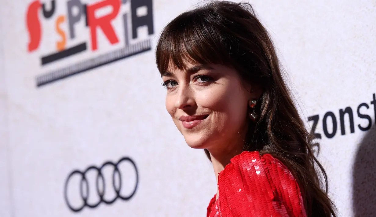 Dakota Johnson berpose saat menghadiri pemutaran perdana film terbarunya "Suspiria" di ArcLight Hollywood, Los Angeles (24/10). Film ini merupakan garapan sutradara Luca Guadagnino yang tayang perdana pada 2 November 2018 di AS. (AP Photo/Chris Pizzello)