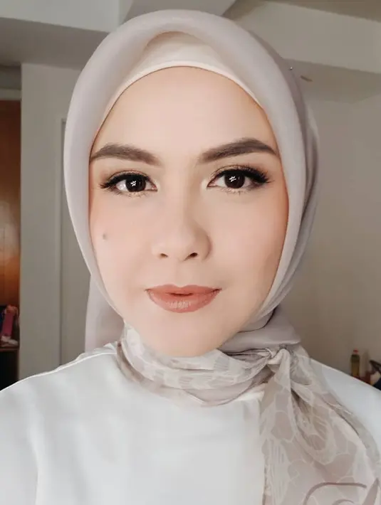 Simple dan elegan sepertinya sangat cocok untuk Revalina S Temat di foto ini. Warna dan style hijab yang dipakai Reva kali ini membuat tampilannya semakin cantik dan mempesona. (Instagram/vatemat)