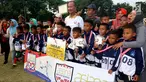 Menteri Sosial Agus Gumiwang saat mengunjungi dan menyaksikan sekaligus menutup Turnamen Asiana Cup IV di Jakarta, Minggu (14/10). Asiana Cup merupakan kegiatan turnamen tahunan yang diselenggarakan oleh Asiana Youth Soccer. (Liputan6.com/JohanTallo)