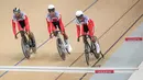 Tim sepeda balap Indonesia berkompetisi pada nomor team sprint putra UCI Track Nations Cup 2023 di Jakarta International Velodrome, Rawamangun, Jakarta, Minggu (26/02/2023). (Bola.com/Bagaskara Lazuardi)