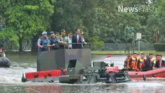 Duo prajurit cantik TNI, Serda Lutfiah dan Serda Melysa Situmorang dipercaya sebagai pengemudi kendaraan tempur (ranpur) Panser Anoa Amfibi yang ditumpangi oleh Presiden Joko Widodo atau Jokowi, Panglima Gatot Nurmantyo, dan Kapolri Tito Karnavian sa...