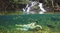 Seperti Snorkeling, Berenang di Air Terjun Gurok Beraye Ini