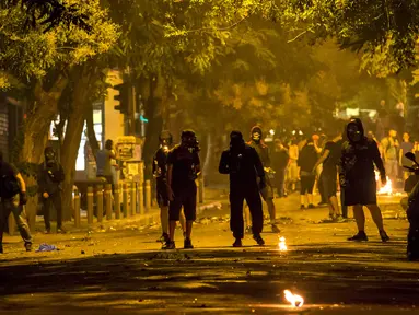 Para pemuda bentrok dengan polisi usai pengumuman hasil referendum di sepanjang jalan pusat kota Athena, Yunani, (6/7/2015). Yunani Saat ini berstatus negara bangkrut, karena tidak bisa membayar utang-utangnya. (REUTERS/Marko Djurica)