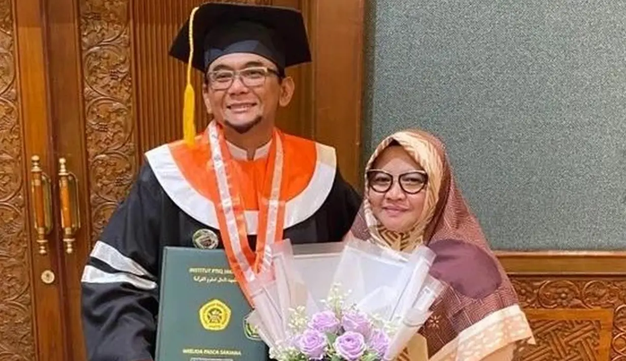 Dalam momen wisuda, ustaz kelahiran Bogor, 7 September 1972 ini mengajak serta istri dan anaknya. Sang istri membawa bunga yang indah di hari bahagia suaminya. Gelar S3 ini didapat setelah sang ustaz menyelesaikan pascasarjana Program Politik Islam IAIA, Jakarta. (Liputan6.com/IG/@subkialbughury_)