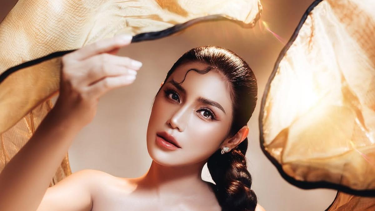 Pesona Mother of Gold Jessica Iskandar denga Rambut Kepang di Pemotretan Terbaru