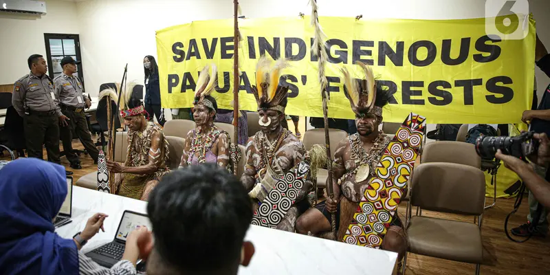 Menggunakan Baju Adat, Suku Awyu Papua Selatan Datangi Komnas HAM