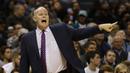 Pelatih Charlotte Hornets, Steve Clifford memberikan instruksi kepada anak asuhnya saat melawan Miami Heat pada laga NBA di Spectrum Center, (29/12/2016). Hornets menang 91-82. (AP/Nell Redmond)