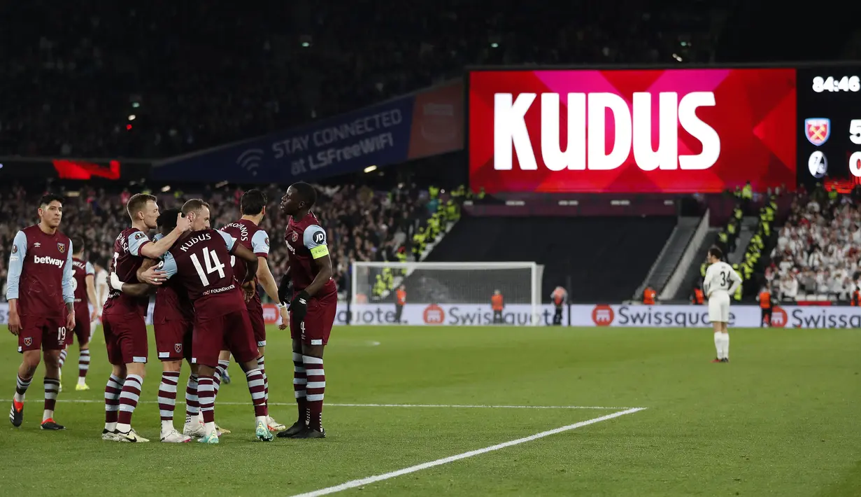 Pemain West Ham melakukan selebrasi setelah Mohammed mencetak gol kelima tim ke gawang Freiburg pada laga leg kedua 16 besar Liga Europa 2023/2024 di London Stadium, Inggris, Jumat (15/03/2024) dini hari WIB. (AFP/Ian Kington)