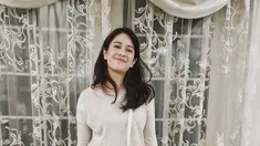 Dian Sastro tampil kasual dengan atasan lengan panjang wsrna nude, dipadukan skirt panjang plisket warna abu-abu. Ia puj mengenakan heels dsn sling bag putihnya. @therealdisastr