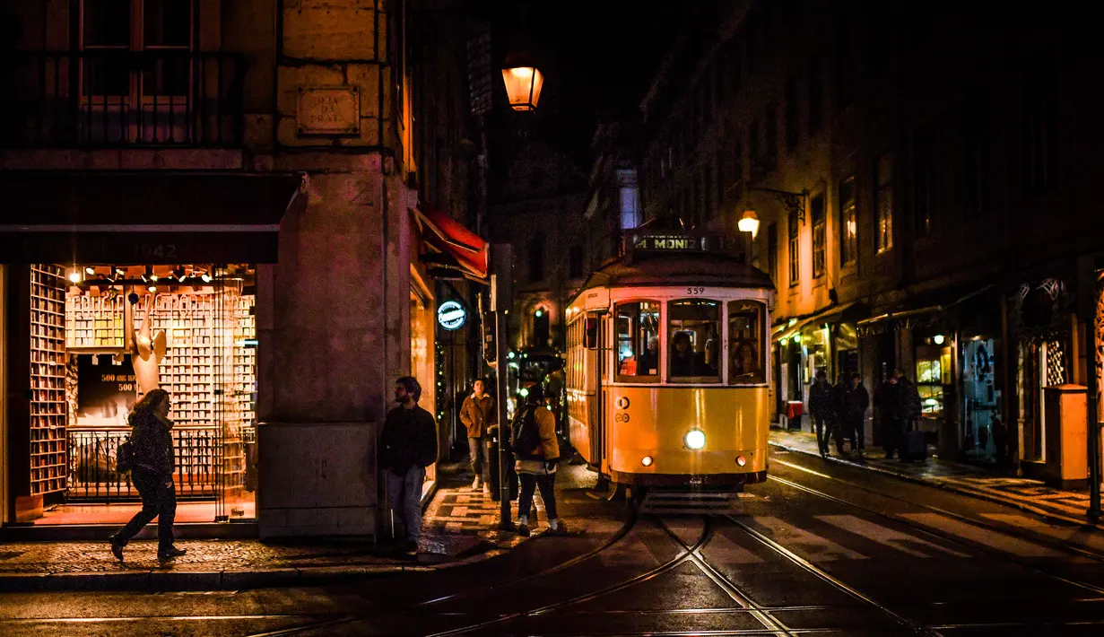 Sebuah trem melintas di jalan di Lisbon 17/12). Penduduk kota ini berjumlah 600.000 jiwa dan di daerah metropolitan sekitar 2,5 juta jiwa. Jumlah ini kira-kira 1/3 penduduk Portugal. (AFP Photo/Patricia De Melo Moreira)