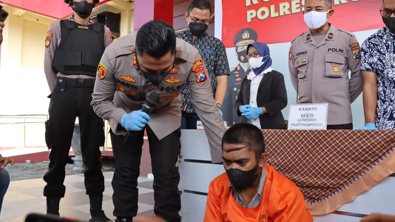 Pelaku pembunuhan diamankan di Polres Probolinggo (Dian Kurniawan/Liputan6.com)