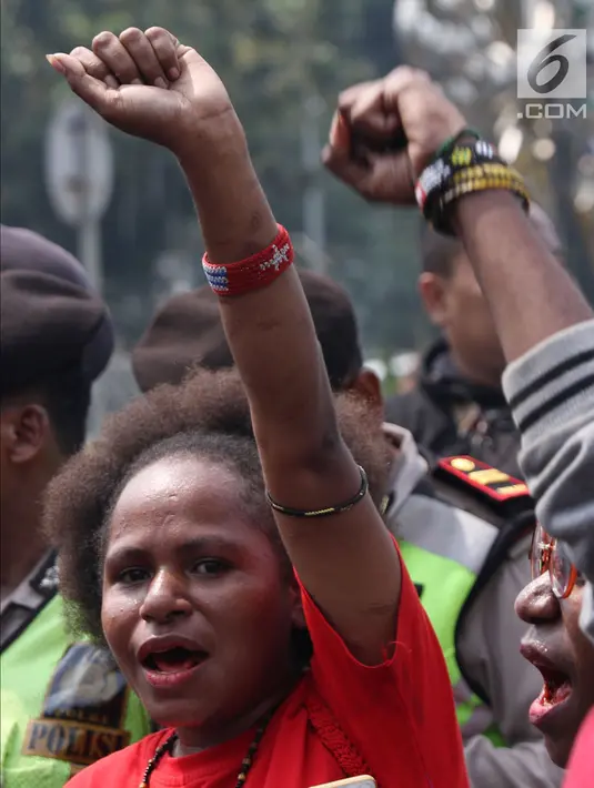 Pemuda Papua saat aksi di kawasan depan Istana Negara, Jakarta, Kamis (2/8). Aksi ini untuk memperingati 49 tahun penentuan pendapat rakyat (Pepera) 1969. (Liputan6.com/Helmi Fithriansyah)
