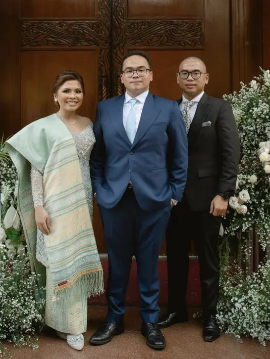 <p>Ketiga anak Hotman Paris berfoto bersama dihadi bahagia tersebut. [@fcgweddings]</p>