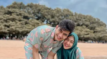 YouTuber sekaligus adik dari Oki Setiana Dewi ini memboyong keluarga kecilnya untuk liburan ke Pulau Dewata, Bali. Lewat Instagram pribadinya, Ria Ricis membagikan serunya liburan bareng suami dan anak. (Liputan6.com/IG/@riaricis1795)