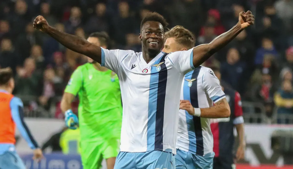 Pemain Lazioa Felipe Caicedo berselebrasi usai mencetak gol ke gawang Cagliari di menit ke-90+8 pada pertandingan lanjutan Liga Serie A Italia di Sardegna Arena, pulau Sardinia (16/12/2019). Lazio menang dramatis 2-1 atas Cagliari. (AP Photo/Fabio Murru)