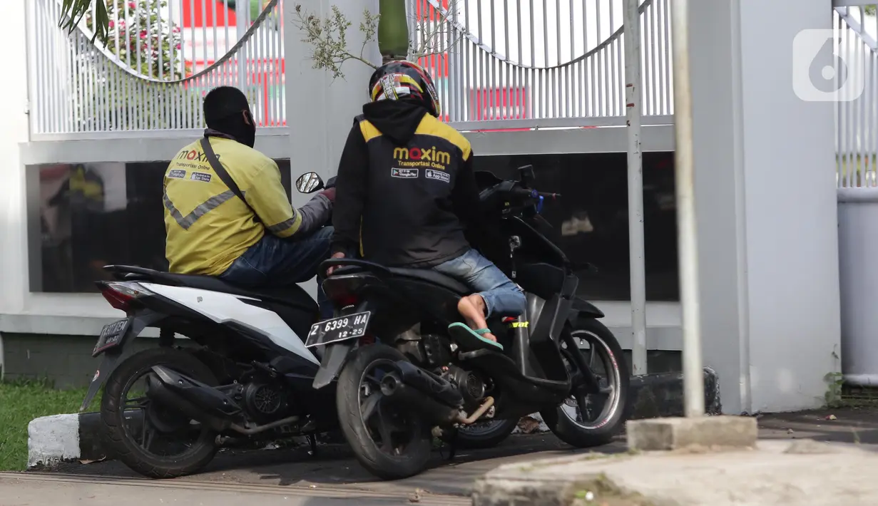 Dua pengemudi ojek online beristirahat di Kawasan Jalan Siliwangi, Kota Tasikmalaya, Jawa Barat, Sabtu (3/9/2022). Pemerintah resmi menaikkan harga BBM Bersubsidi pada Sabtu (3/9) pukul 14.30 WIB. Harga BBM Subsidi jenis Pertalite naik dari Rp 7650 ke Rp 10.000,- dan Pertamax dari Rp 12.500 ke Rp 14.500,-(Liputan6.com/Helmi Fithriansyah)