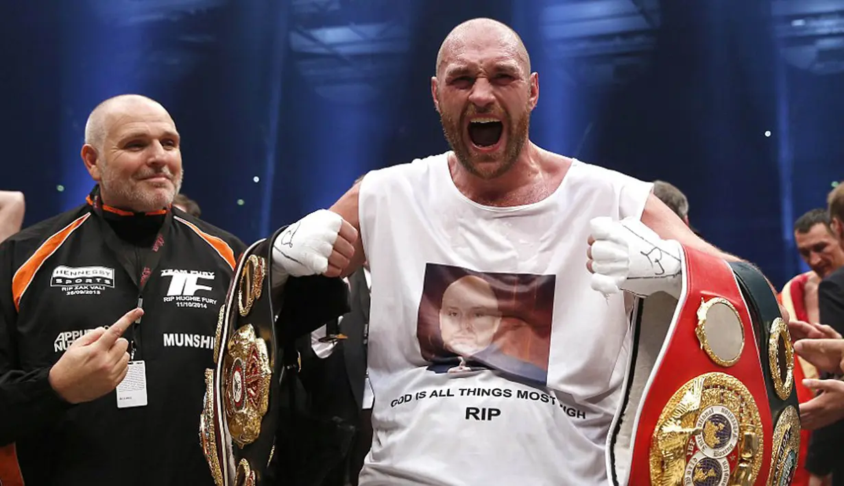 Ekspresi kemenangan Tyson Fury atas Wladimir Klitschko, Dusseldorf, Minggu (29/11/2015). Ketiga juri pertandingan seluruhnya memberikan kemenangan untuk Fury, yakni dengan kedudukan 115-112, 115-112, dan 116-111. (Dailymail.co.uk)