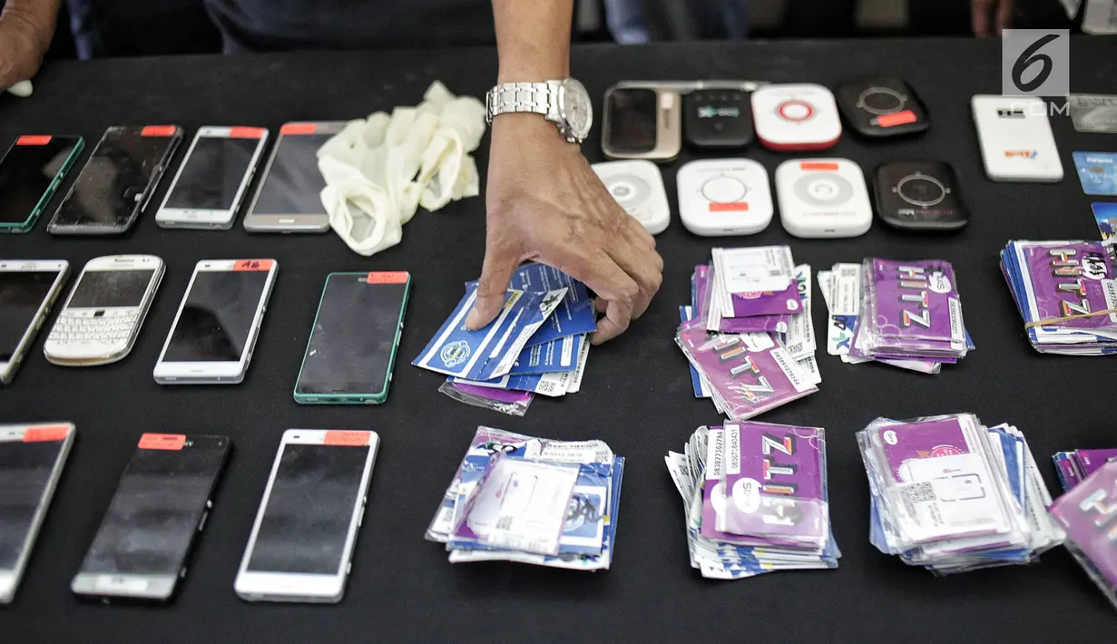 Polisi menunjukkan barang bukti kasus order fiktif pada transportasi online saat rilis di Polda Metro Jaya, Jakarta, Rabu (13/2). Polisi membekuk empat tersangka dalam kasus ini. (Liputan6.com/Faizal Fanani)