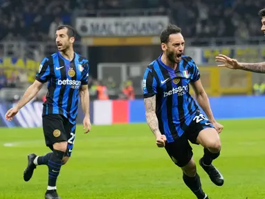 Pekan ke-28 Serie A 2024/2025 menjadi saksi sejarah yang belum pernah terjadi sebelumnya. Dua klub kota Milan, AC Milan dan Inter Milan, sama-sama meraih kemenangan dramatis setelah tertinggal dua gol lebih dulu. (AP Photo/Luca Bruno)